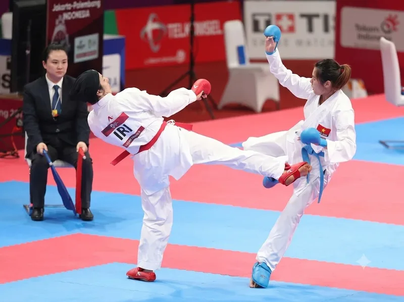 Thi đấu Karate yêu cầu kỹ thuật chính xác, tốc độ, khả năng kiểm soát lực và tinh thần thể thao.