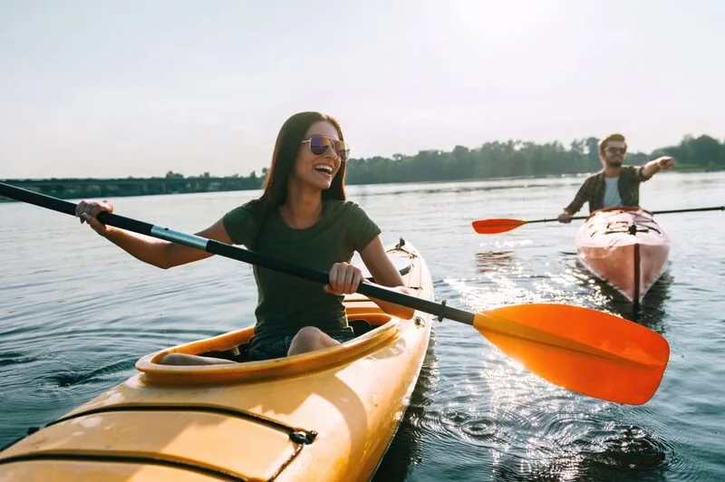 Giữ nhịp chèo hợp lý, bảo vệ môi trường và chuẩn bị kỹ giúp hành trình Kayak trở nên thoải mái hơn.