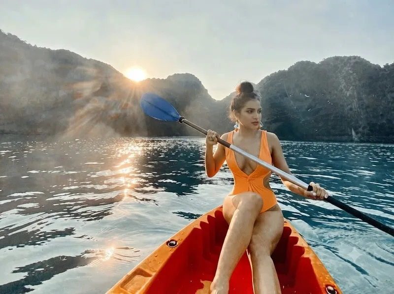 Chèo thuyền Kayak là hoạt động khám phá mặt nước bằng thuyền nhỏ và mái chèo hai đầu, phù hợp với nhiều địa hình từ hồ, sông đến vùng biển ven bờ.