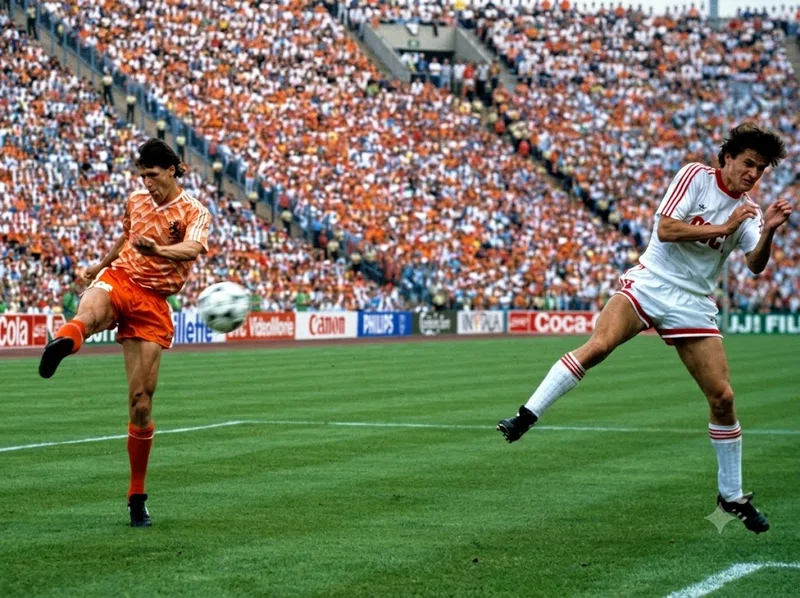 Cú vô lê của Marco van Basten trong chung kết EURO 1988 trở thành một trong những bàn thắng biểu tượng của giải đấu.