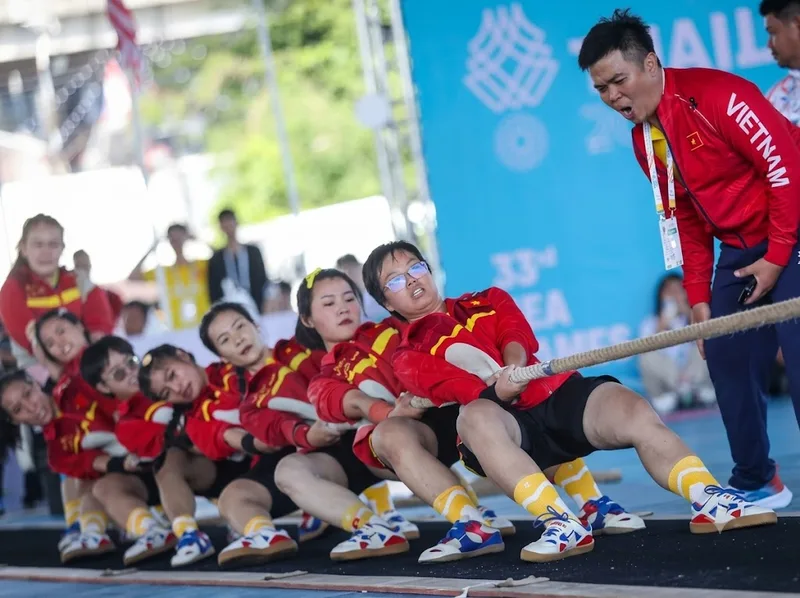 Kiểm tra dây, giày và mặt sân giúp kéo co an toàn hơn khi thi đấu.